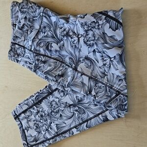 A13 Lululemon Speed Up Crop Floral Leggings Size 8 EUC Runners Compression